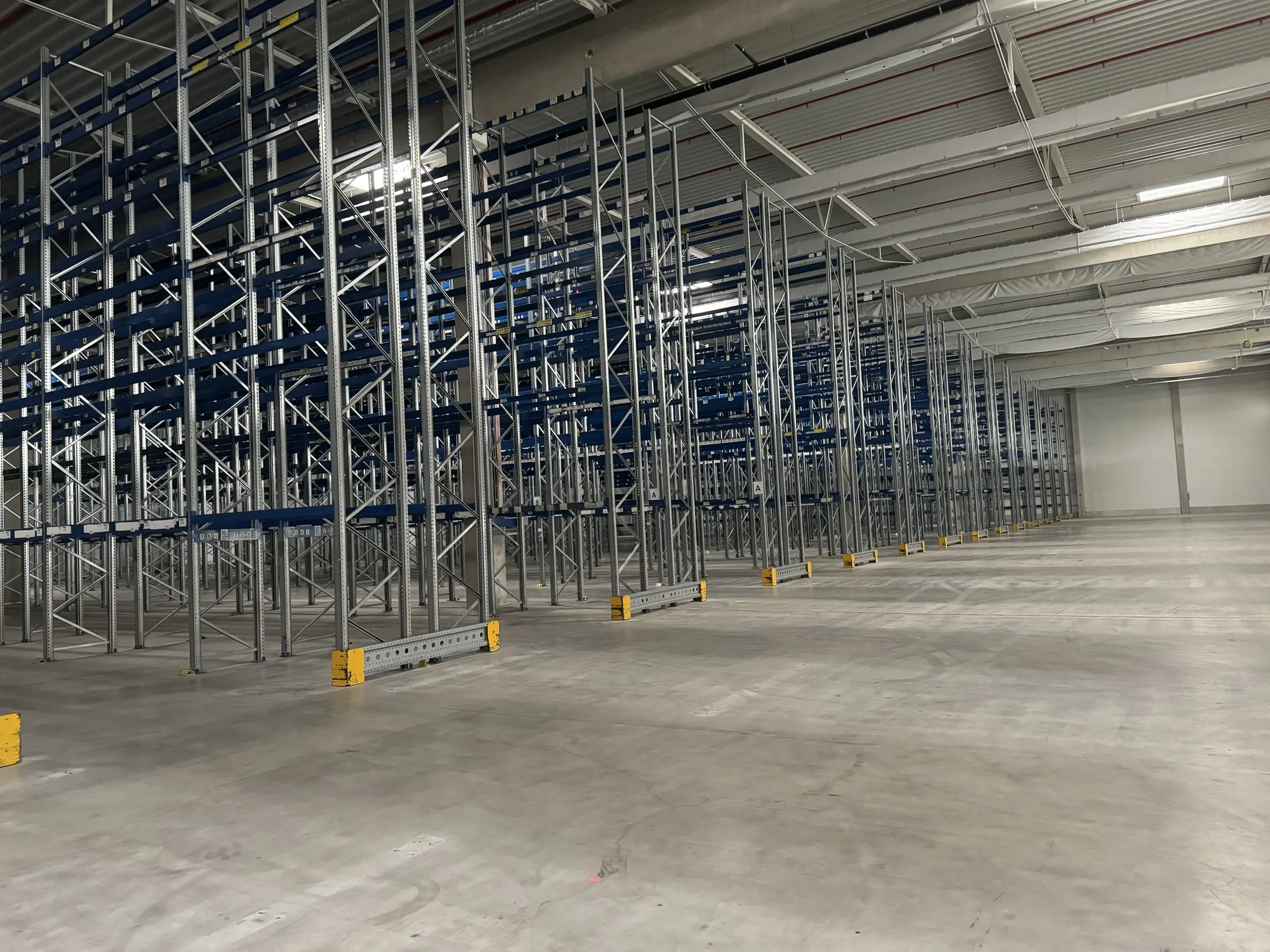Leere Neuhalle vor Montagebeginn — Loshaj Regalbau